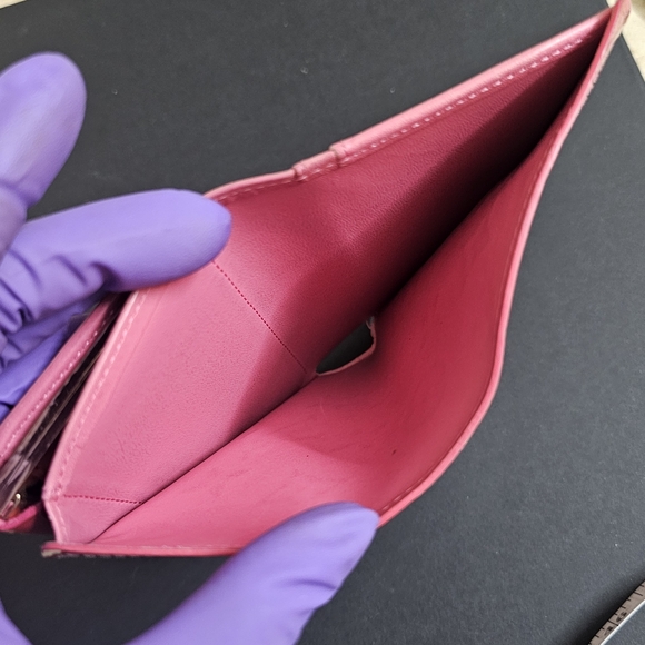 Authentic Louis Vuitton Kisslock Wallet in Pink Vernis 💗 - Picture 10 of 16